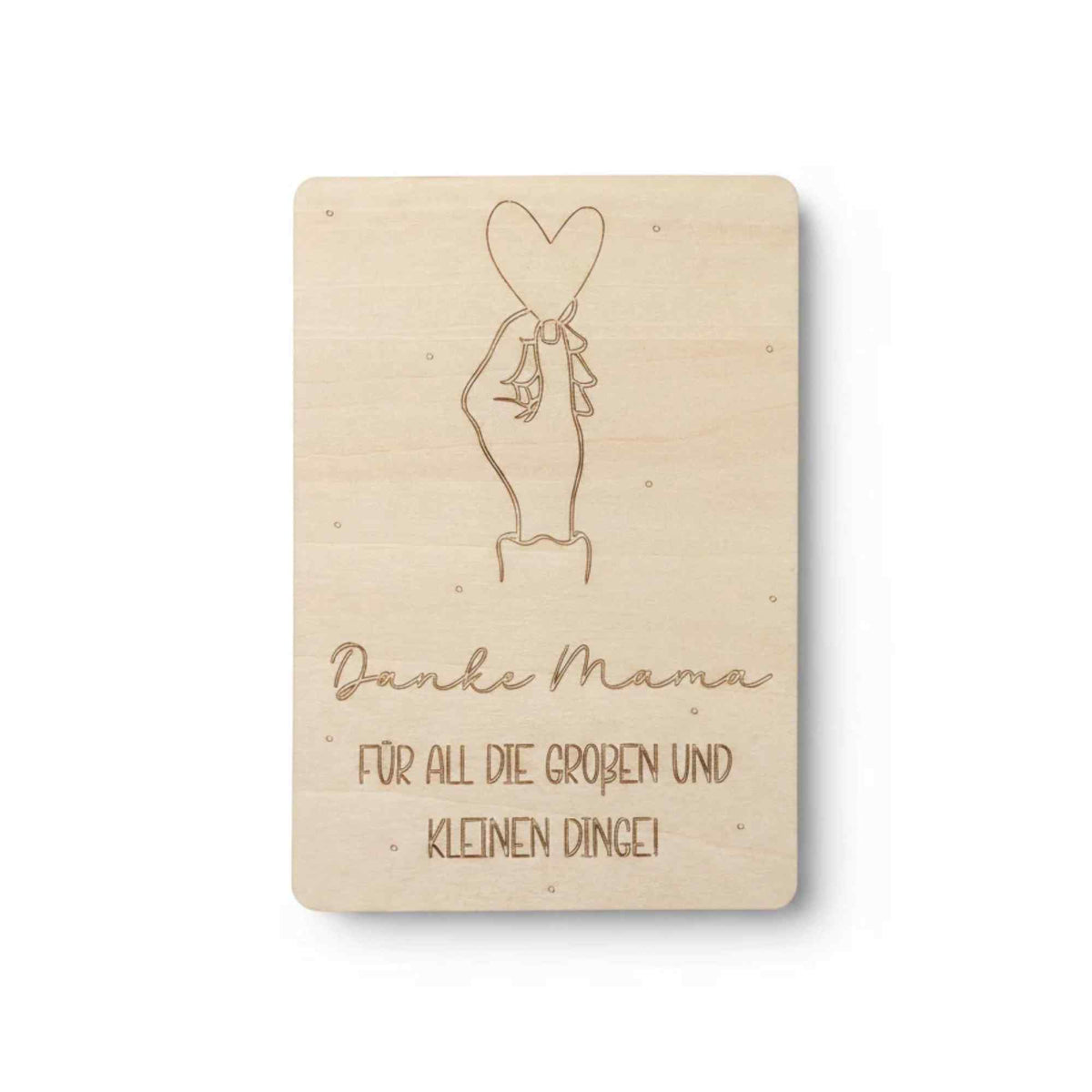 Eine hellholz holzkarte danke mama mit eingravierter hand, die ein herz hält und dem text danke mama für all die großen und kleinen dinge