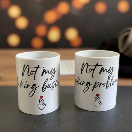 Weiße keramiktasse mit schwarzem kalligraphietext und rotem herz über einer handgeste statement-mug 325 ml