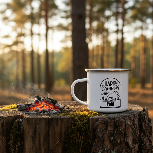 Weiße emaillierte campingtasse mit schwarzem happy campers design und silbernem rand personalisierbar
