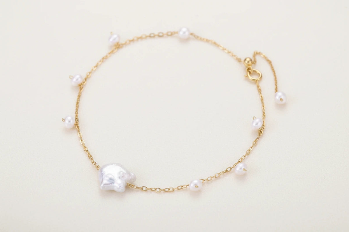 Perlen Harmony Armband von flyliving mit goldenem Kettchen und Süßwasserperlen.