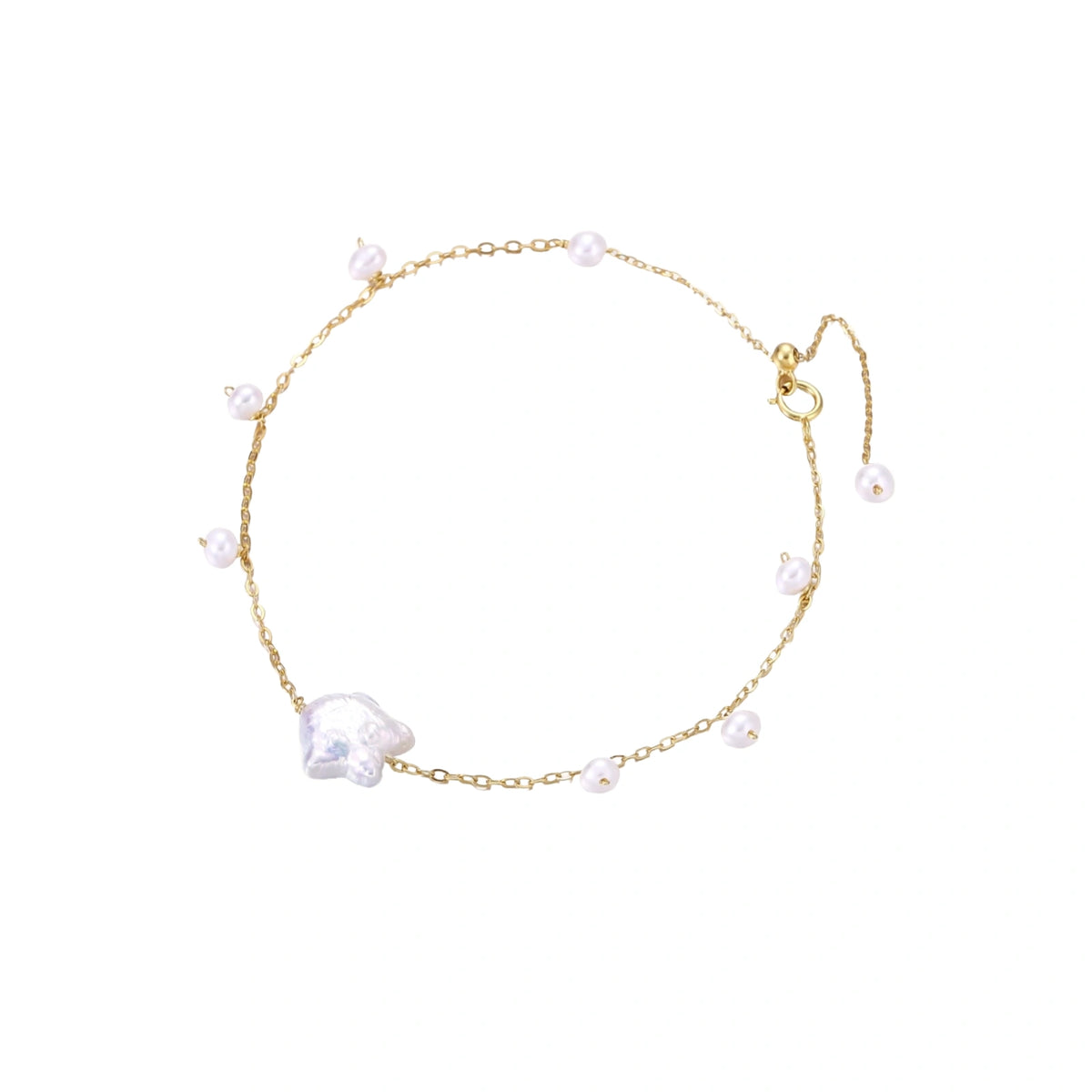 Goldfarbenes Armband mit feiner Kette, großer barocker Perle und kleinen Perlen sowie verstellbarem Verschluss, Vorderansicht