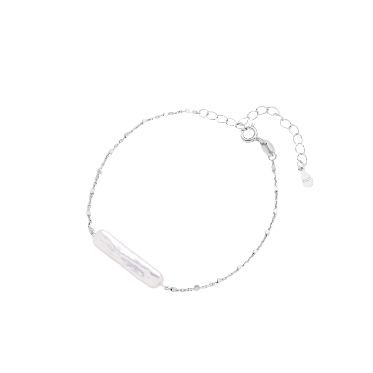 Silberfarbenes Armband mit lĂ€nglicher weiĂer Barockperle, KettenverlĂ€ngerung und Federringverschluss, Gesamtansicht