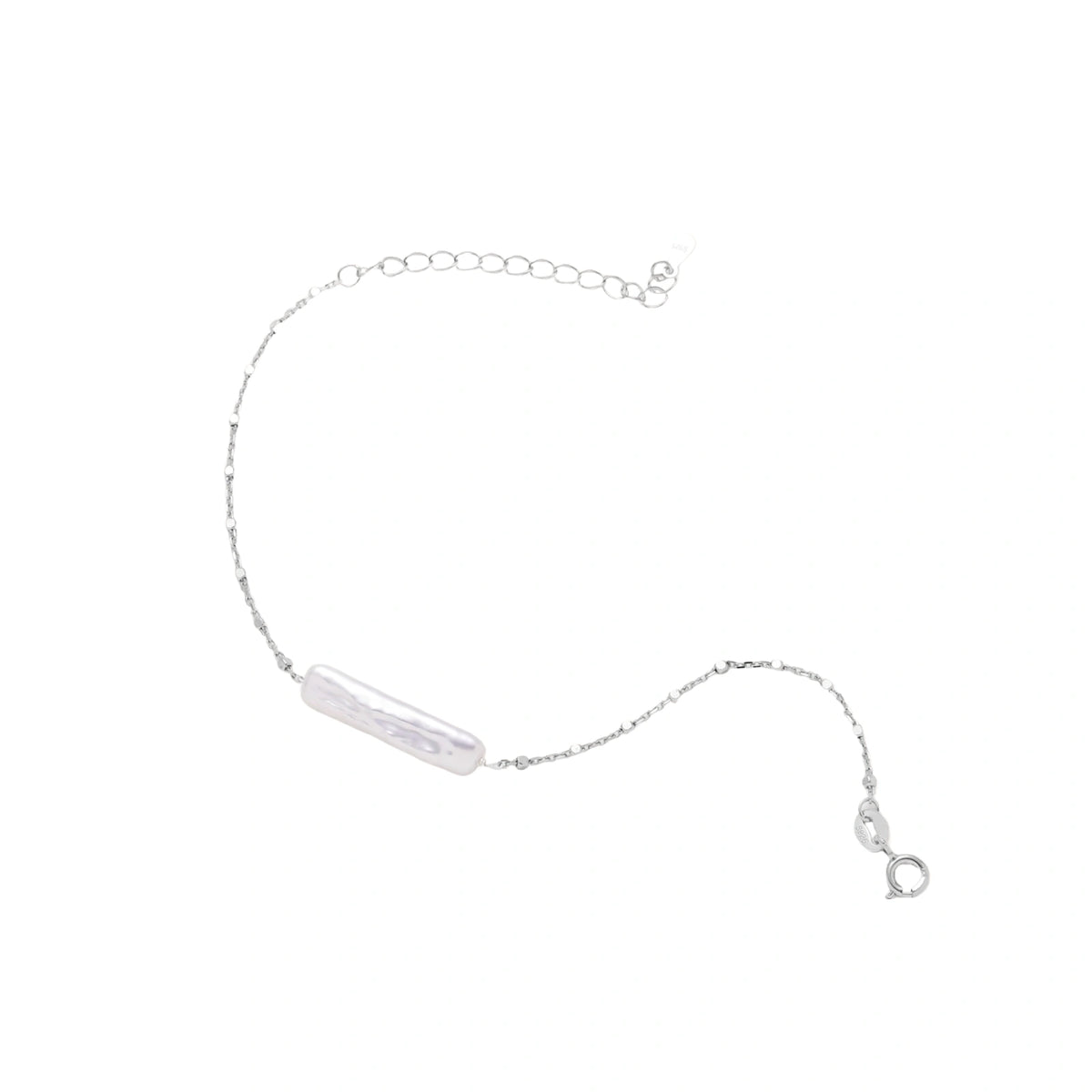 Armband in Silber mit rechteckiger Barockperle auf feiner Gliederkette, VerlÀngerungskette oben, Verschluss unten