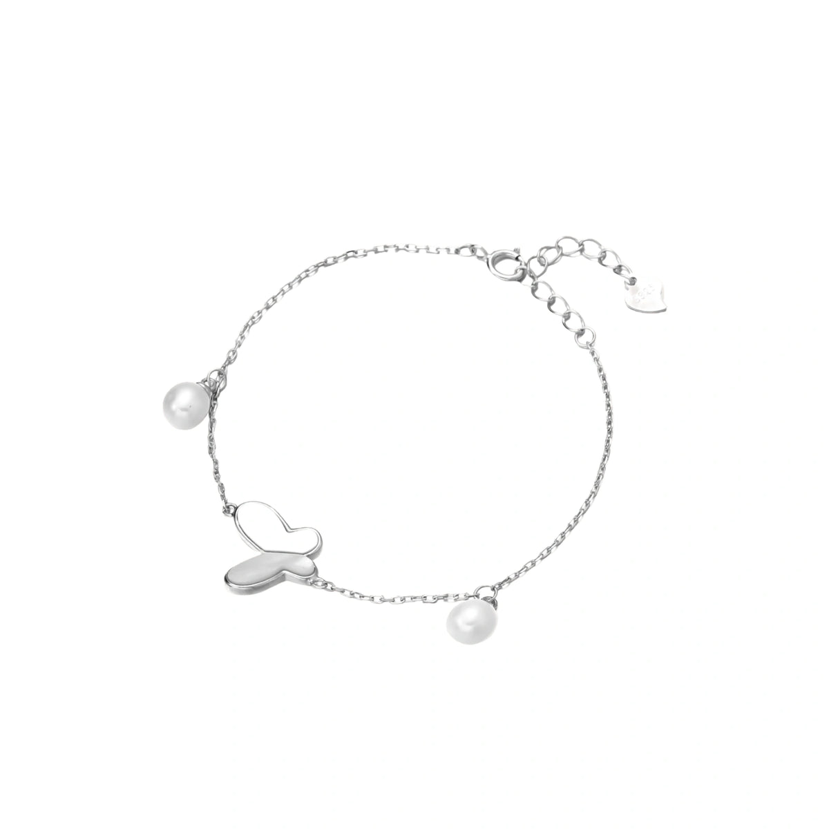 Silberfarbenes Armband mit Schmetterlingsanhänger, zwei Perlen und Verlängerungskette mit Herzplättchen, Gesamtansicht