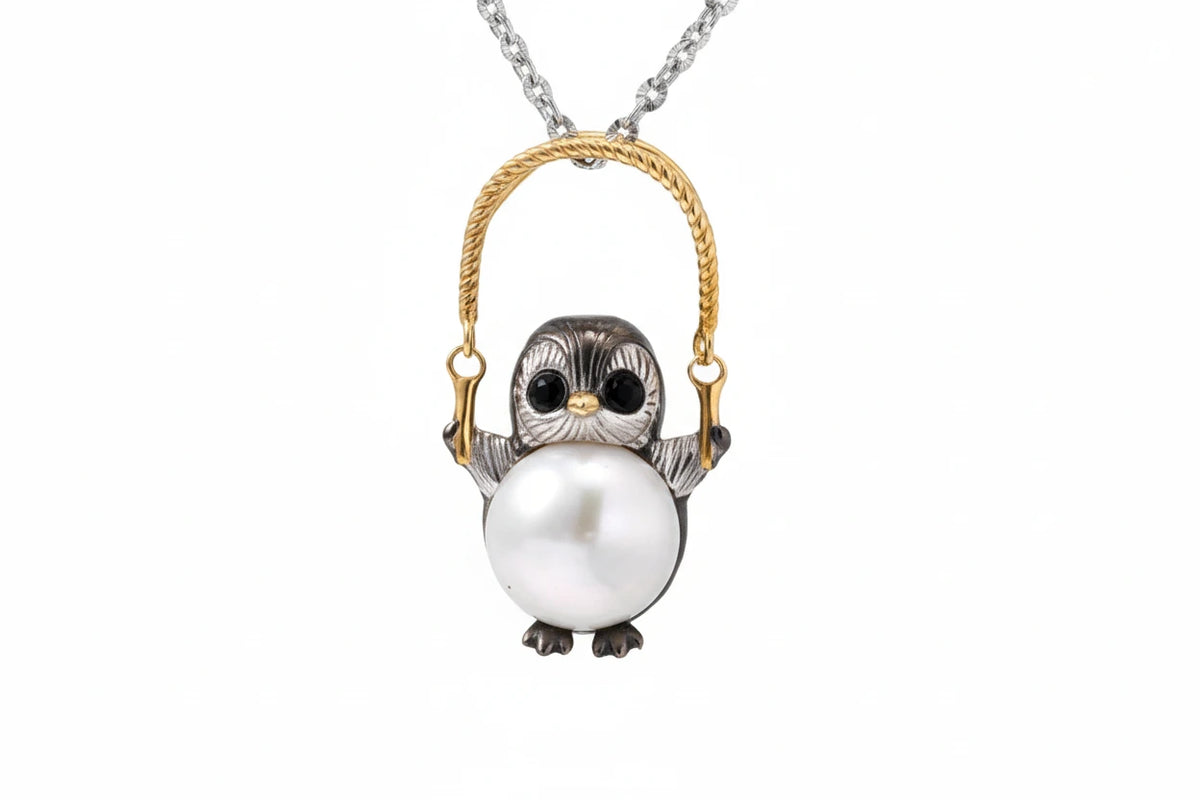 Perlenhalskette "Wise Owl" von flyliving, mit einer Eule und silberner Kette mit goldenem Akzent.