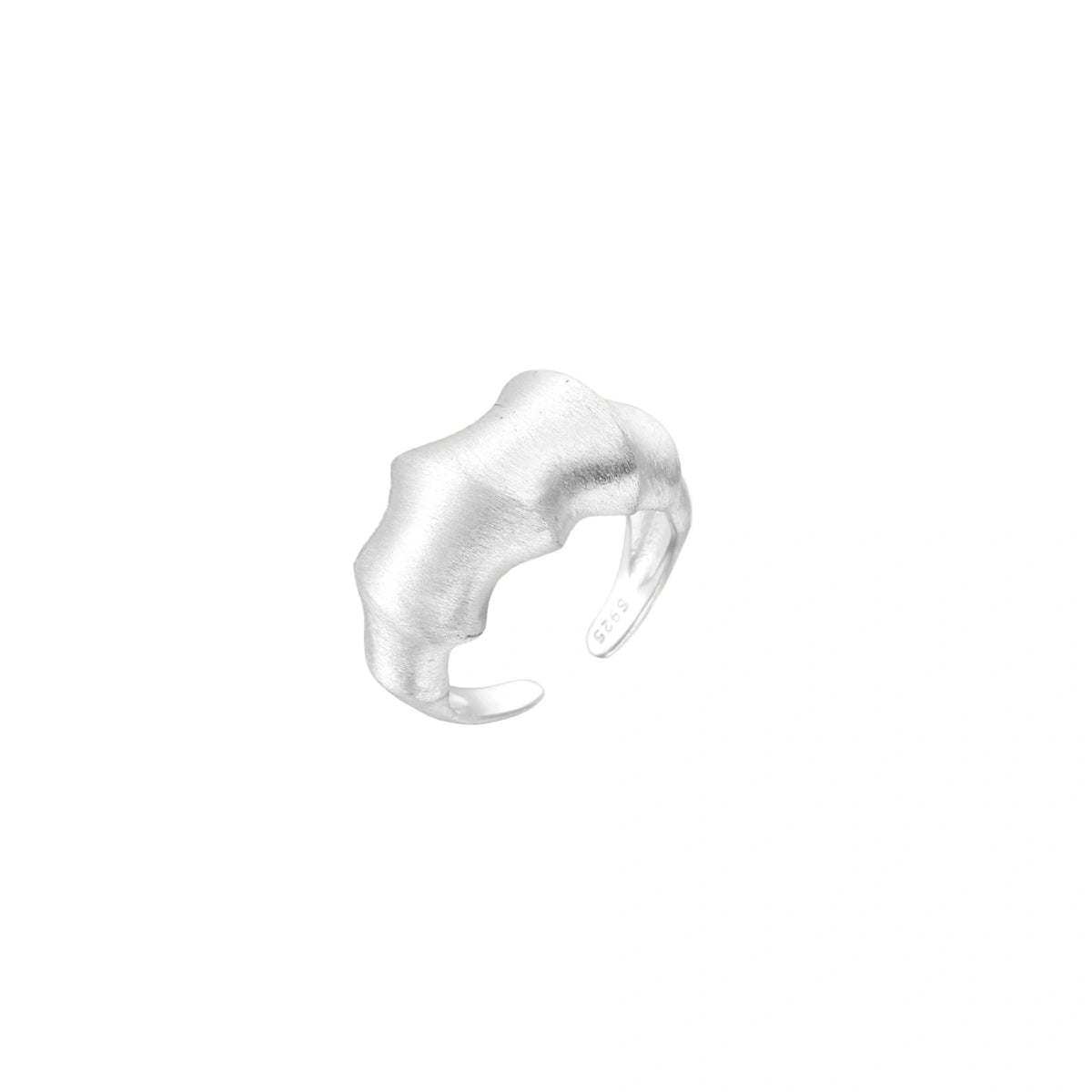 Silberner Ring mit wellenförmiger Struktur und offenem Schienenende in schräger Ansicht, Innenseite mit Stempel