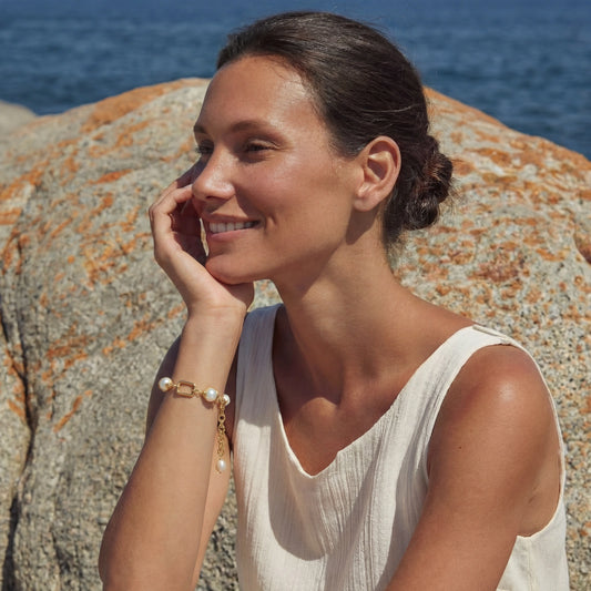 Gold-toned kettenarmband mit weißen süßwasserperlen aus 14k vergoldetem eco-messing und filigranem design