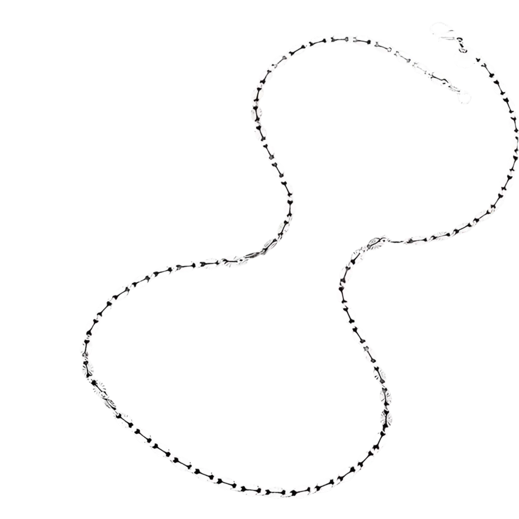 Die Halskette „Hildegard“ von flyliving ist eine Gliederkette aus 925er Sterlingsilber mit ovalen und diamantförmigen Gliedern, präsentiert vor schwarzem Hintergrund.