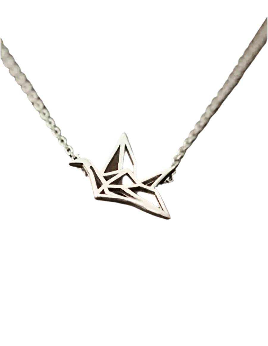 Die Halskette „Wilhelm“ von flyliving, eine filigrane Kranich-Halskette aus 925er Silber mit geometrischem Anhänger, ist vor schwarzem Hintergrund zu sehen. Die feine Kette betont das minimalistische Design des Kranichs.