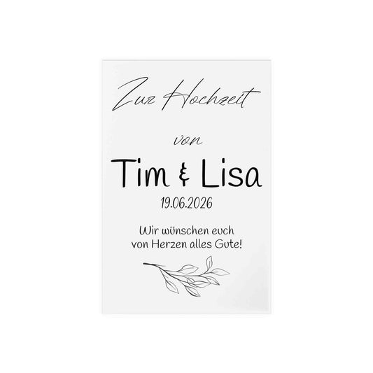 Personalisierte acryl tafel zur hochzeit mit holzsokkel und weißen einladungskarte mit schwarzen texten und blattillustration