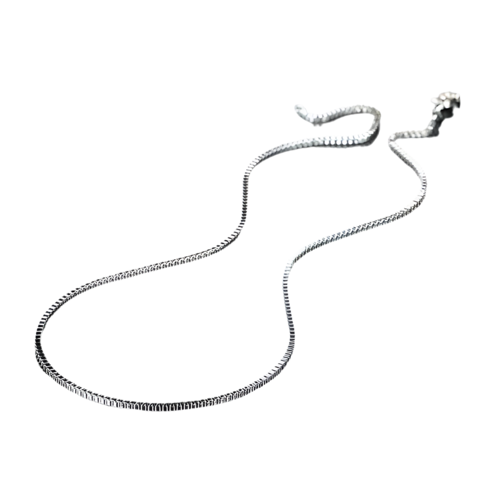 Die Halskette „Inga“ von flyliving ist eine filigrane Gliederkette aus 925er Silber mit schlicht-elegantem Design – zeitloser Schmuck für jeden Anlass, präsentiert auf schwarzem Hintergrund.