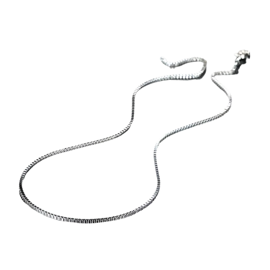 Die Halskette „Inga“ von flyliving ist eine filigrane Gliederkette aus 925er Silber mit schlicht-elegantem Design – zeitloser Schmuck für jeden Anlass, präsentiert auf schwarzem Hintergrund.