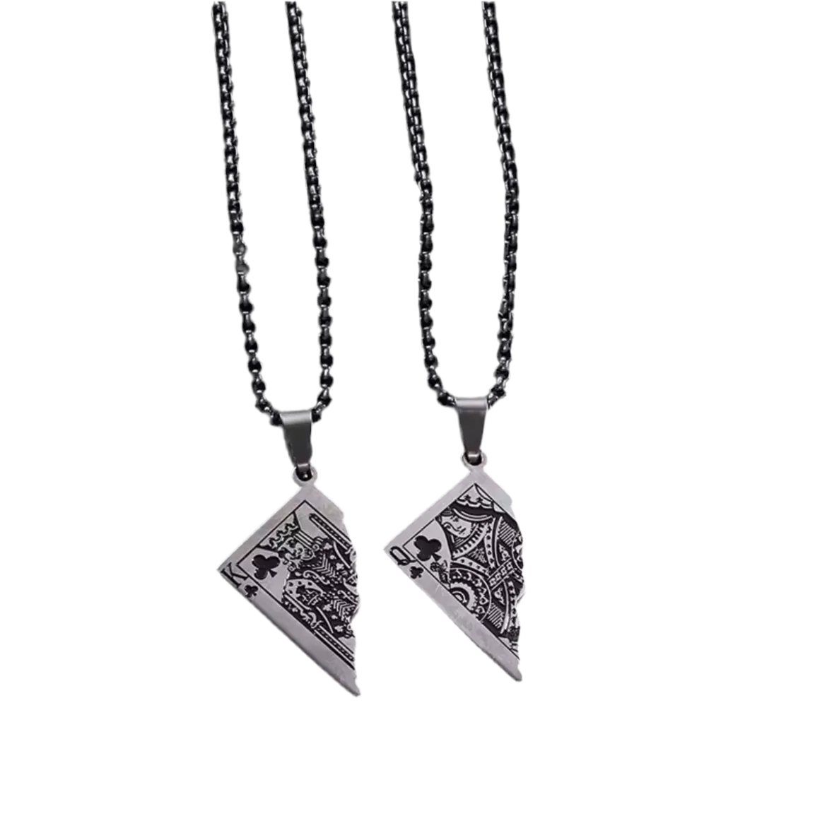 Die flyliving Halskette „Erna“ in Silber: Zwei Edelstahlketten mit passenden, detailreich gravierten Anhängern als halbe King of Clubs Karte, schwarzer Hintergrund. Perfekt als besonderes Geschenk.