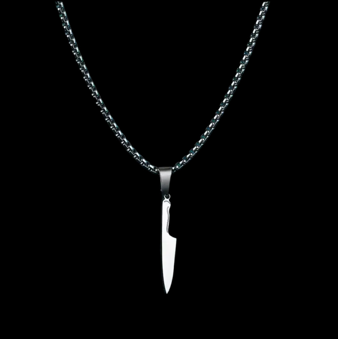 "Die Silber Halskette „Laura“ von flyliving präsentiert einen eleganten Messer-Anhänger aus Edelstahl, stilvoll vor schwarzem Hintergrund in Szene gesetzt."