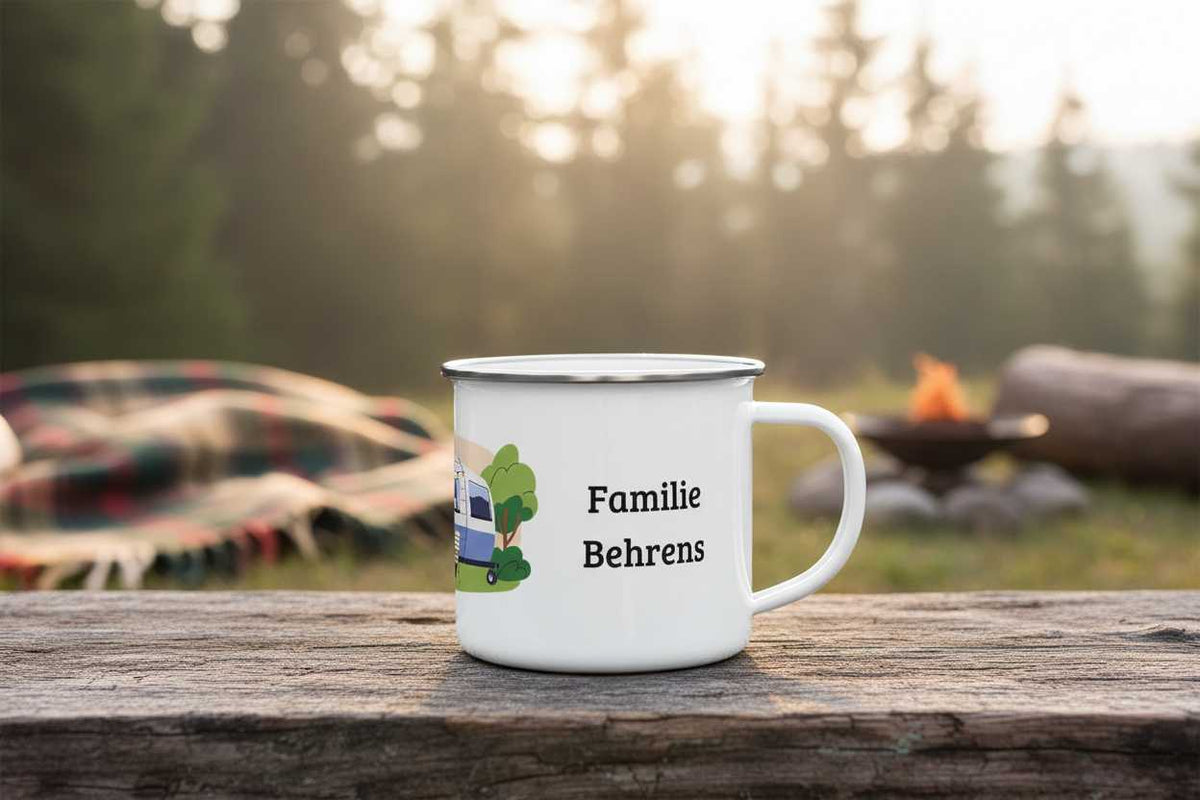 Personalisierbare Emaille Tasse "Für immer Camper" von flyliving, mit Wohnwagen und Familienschriftzug vor verschwommenem Lagerfeuer.