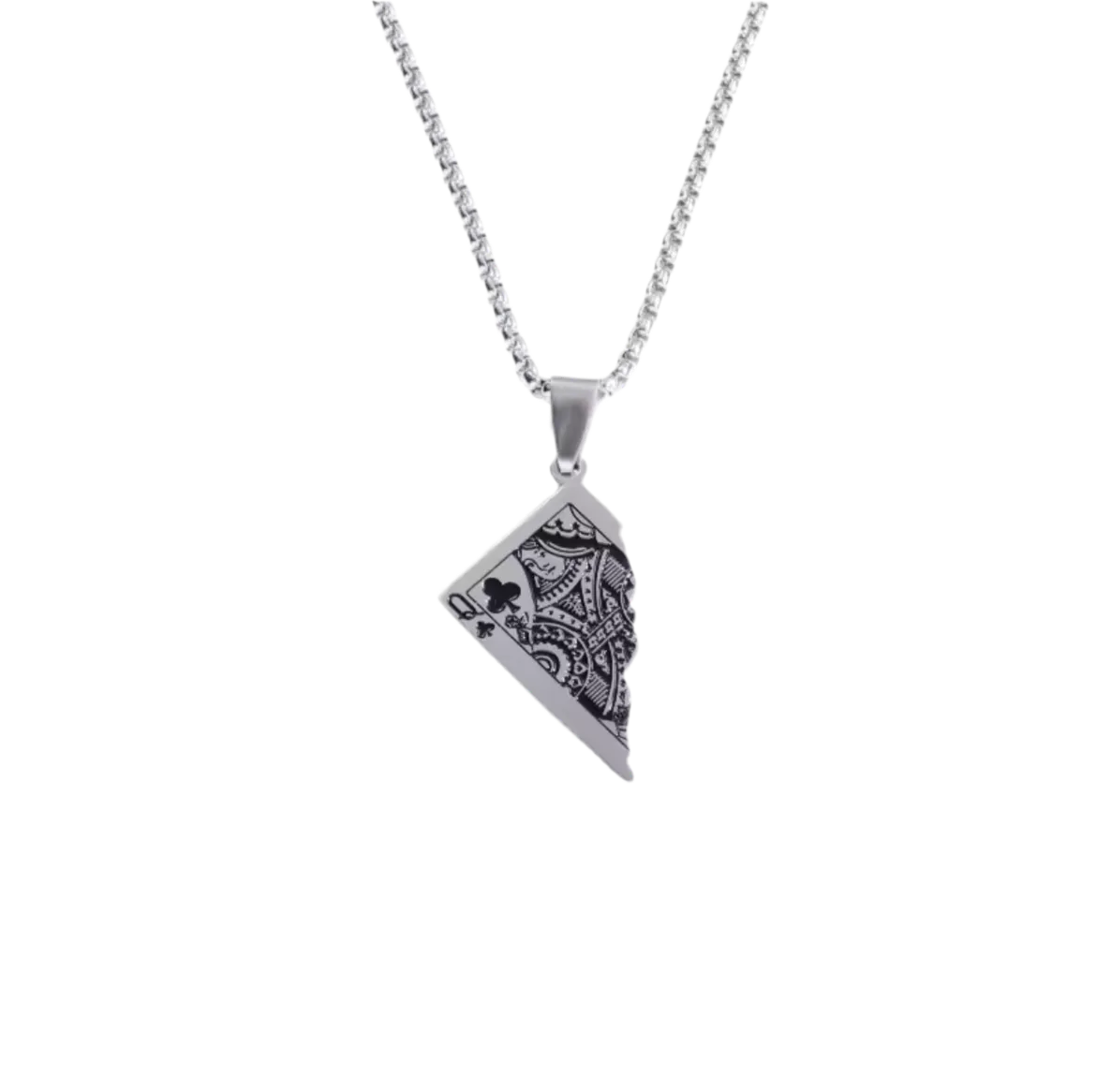Die Halskette „Erna“ von flyliving ist eine silberne Edelstahlkette mit einem Anhänger in Form einer halben Spielkarte (Ass Kreuz), verziert mit detailreichen schwarzen Mustern.
