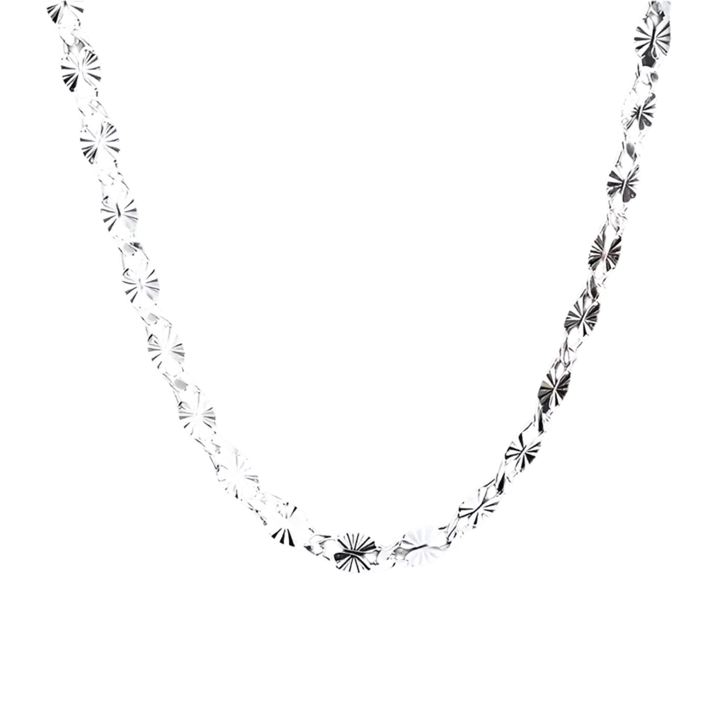 Die Halskette „Hildegard“ von flyliving ist eine silberne Gliederkette aus 925er Sterlingsilber mit gedrehten, strukturierten Gliedern und gravierten Sternmuster-Details, präsentiert auf schwarzem Hintergrund.