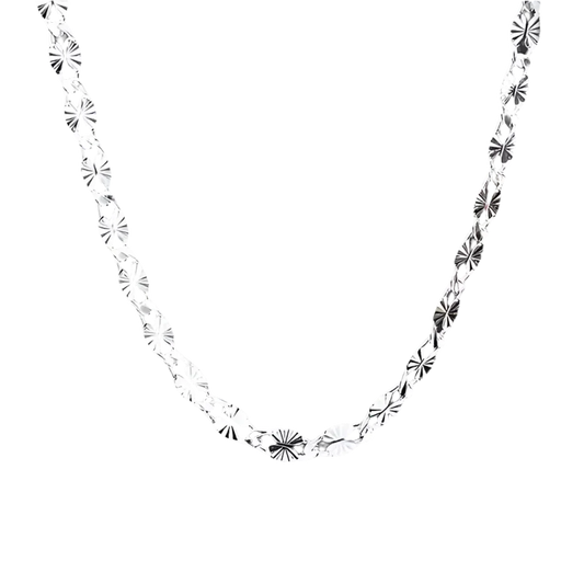 Die Halskette „Hildegard“ von flyliving ist eine silberne Gliederkette aus 925er Sterlingsilber mit gedrehten, strukturierten Gliedern und gravierten Sternmuster-Details, präsentiert auf schwarzem Hintergrund.