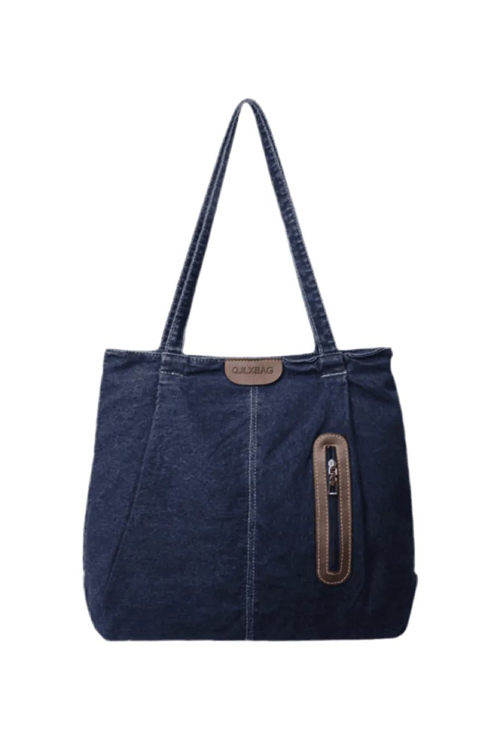 Die flyliving Handtasche „Blue Jeans“ (mittel) für Damen ist eine dunkelblaue Denim-Tragetasche mit doppelten Schultergurten, einem braunen Logo-Patch in Lederoptik und einer vertikalen Reißverschlusstasche vorne mit braunem Rand.