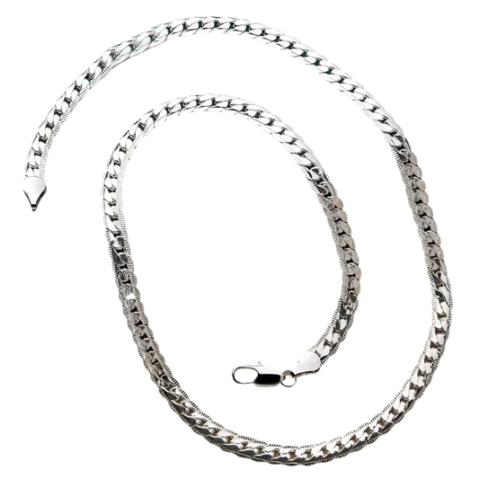 Die flyliving Halskette „Horst-Peter“ ist eine glänzende Halskette aus 925er Sterlingsilber mit einem flachen, ineinandergreifenden Panzergliederketten-Design und Karabinerverschluss, abgebildet auf weißem Hintergrund.