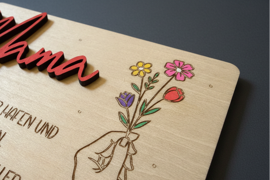 Holz-geschenkkarte mama und oma aus hellem holz mit roten laserworten und bunt gravierten blumenmotiven
