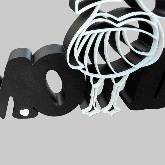 Dekoaufsteller moin mit möwe schwarz weiße 3d gedruckte buchstaben mit stilisiertem flamingo design