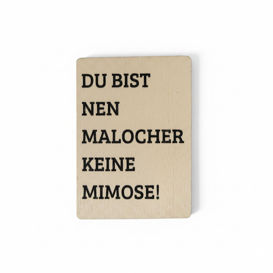 Beige holzkarte mit schwarz gedrucktem spruch du bist ein malocher keine mimose im uv-druck für ruhrpott geschenk