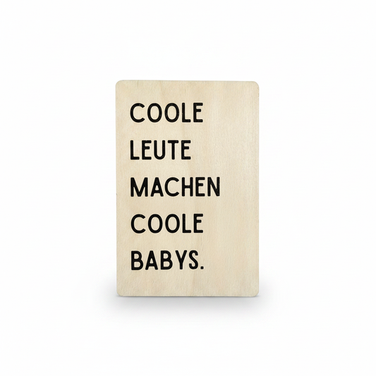 Minimalistische rechteckige holzkarte mit schwarzer uv-druck gravur coole leute machen coole babys geburtskarte