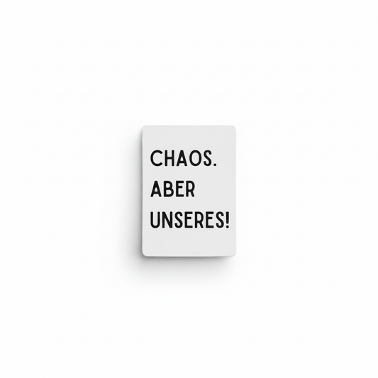 Weiße rechteckige pla-geschenkkarte chaos mit schwarzem text 3d-gedruckt für chaos aber unseres bietet