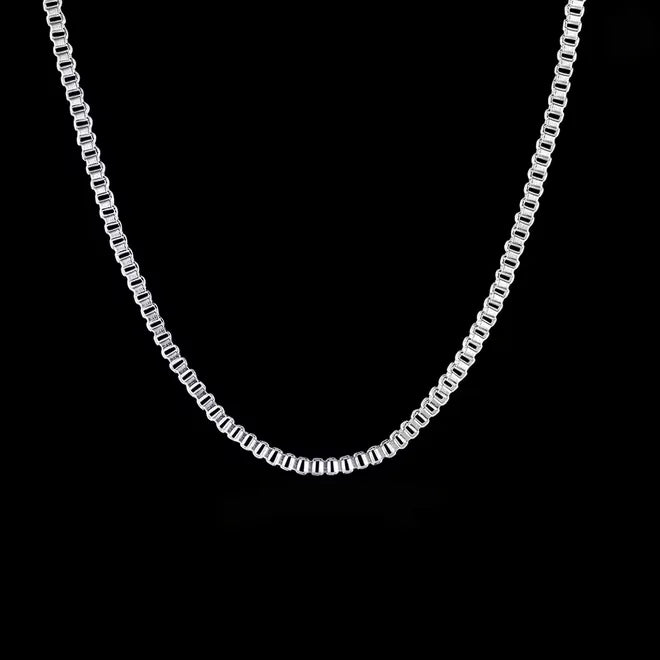 Die flyliving Halskette „Inga“, aus Silber, besticht mit rechteckigen Gliedern aus 925er Sterlingsilber und wird vor schwarzem Hintergrund präsentiert.