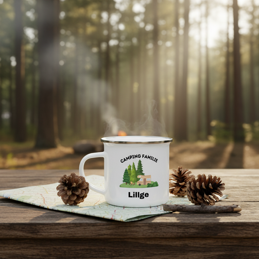 Weißer emaille camping becher mit silbernem rand und grünem wald-motiv camping familie lillge personalisiertes geschenk