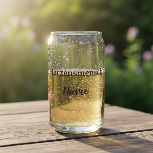 Klarer glasbecher im can-stil mit schwarzer kalligraphie und rosa blumenfüllung mit goldenem getränk herzensmensch glas 473 ml