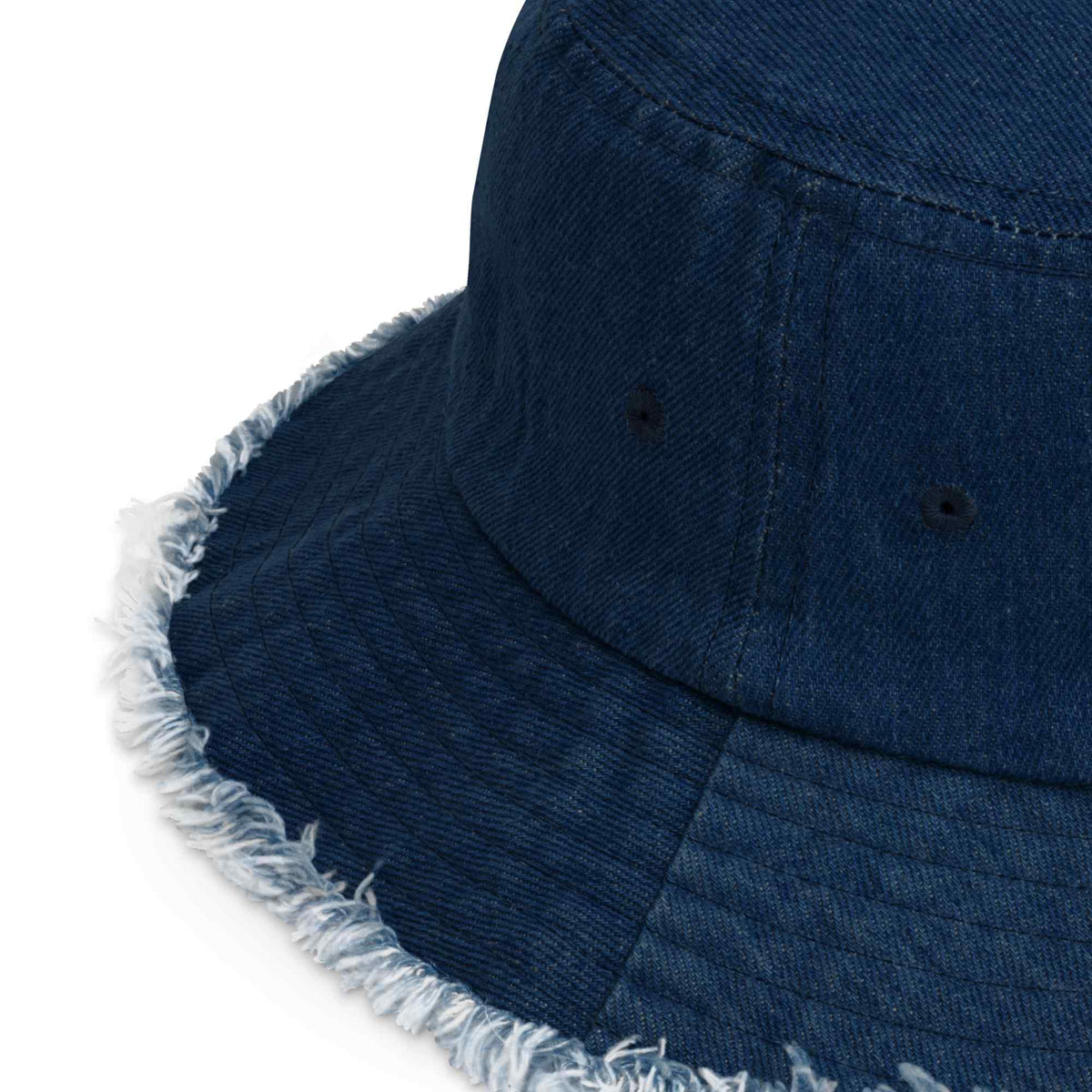 Detailansicht des Fischerhuts in Classic Denim mit Fransenrand, Metallöse und Nähten