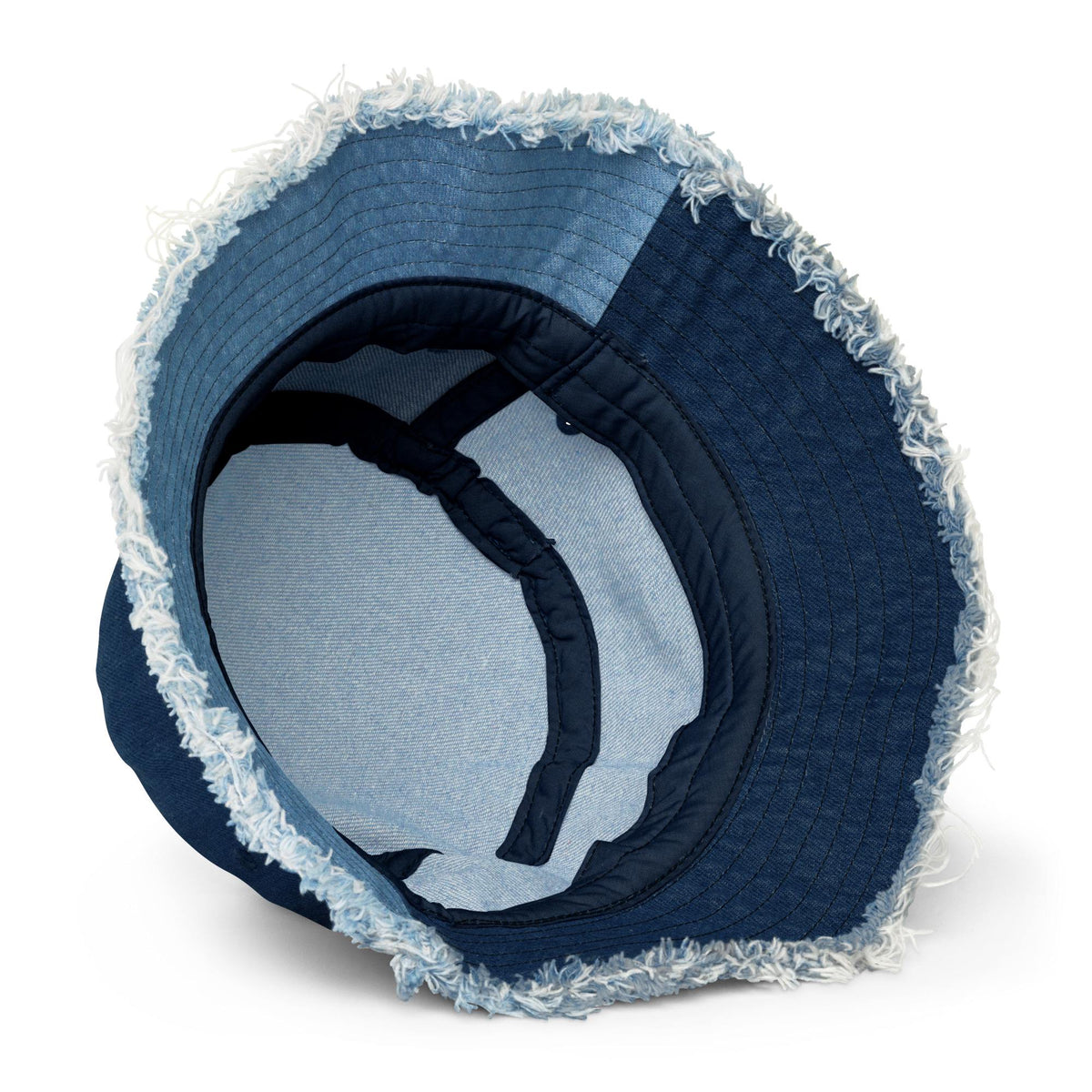 Ausgefranster Jeans-Fischerhut in Classic / Light Denim von innen mit ausgefranstem Rand und dunklem Schweißband