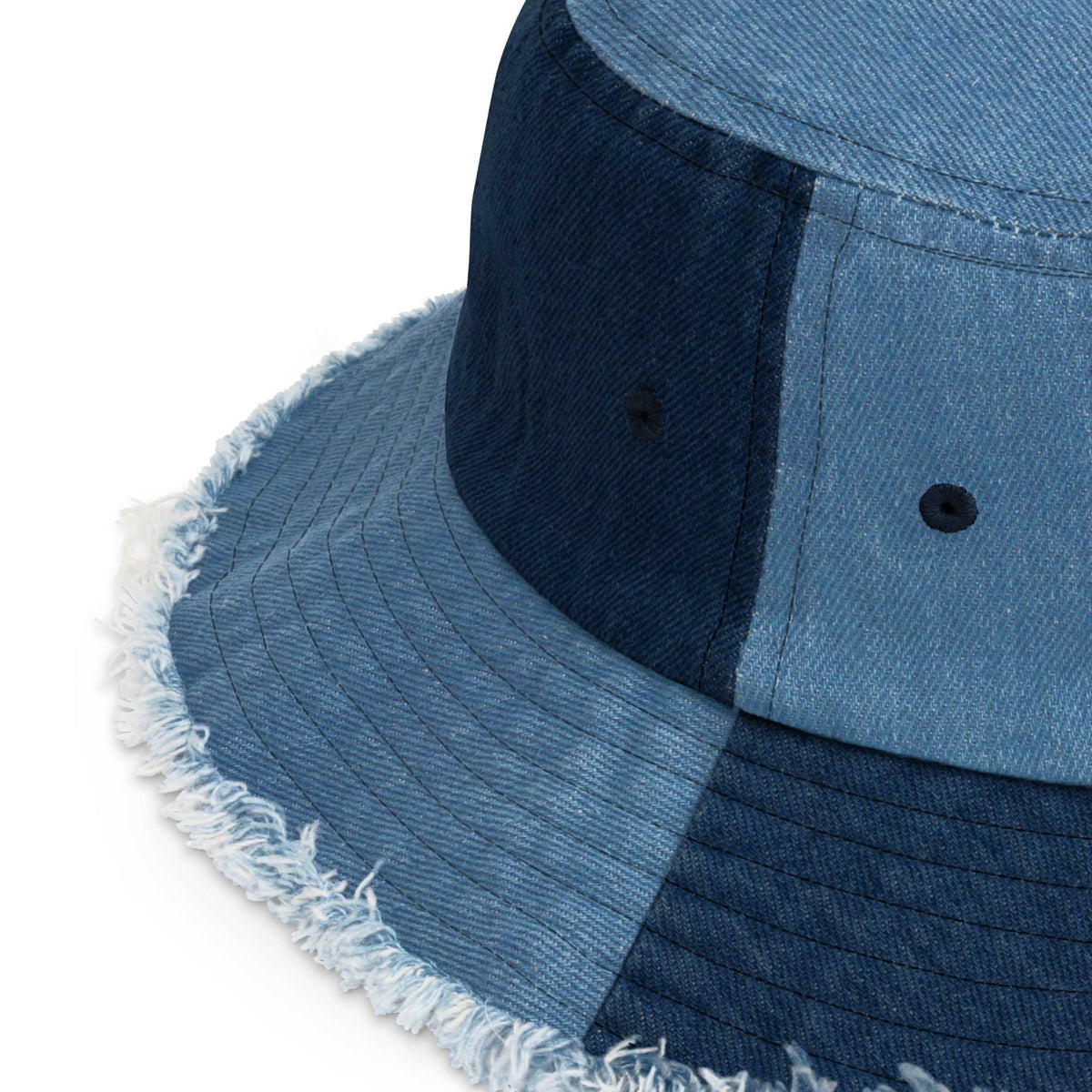 Detailansicht des Fischerhuts in Classic / Light Denim mit Fransenrand, Öse und zweifarbigen Segmenten