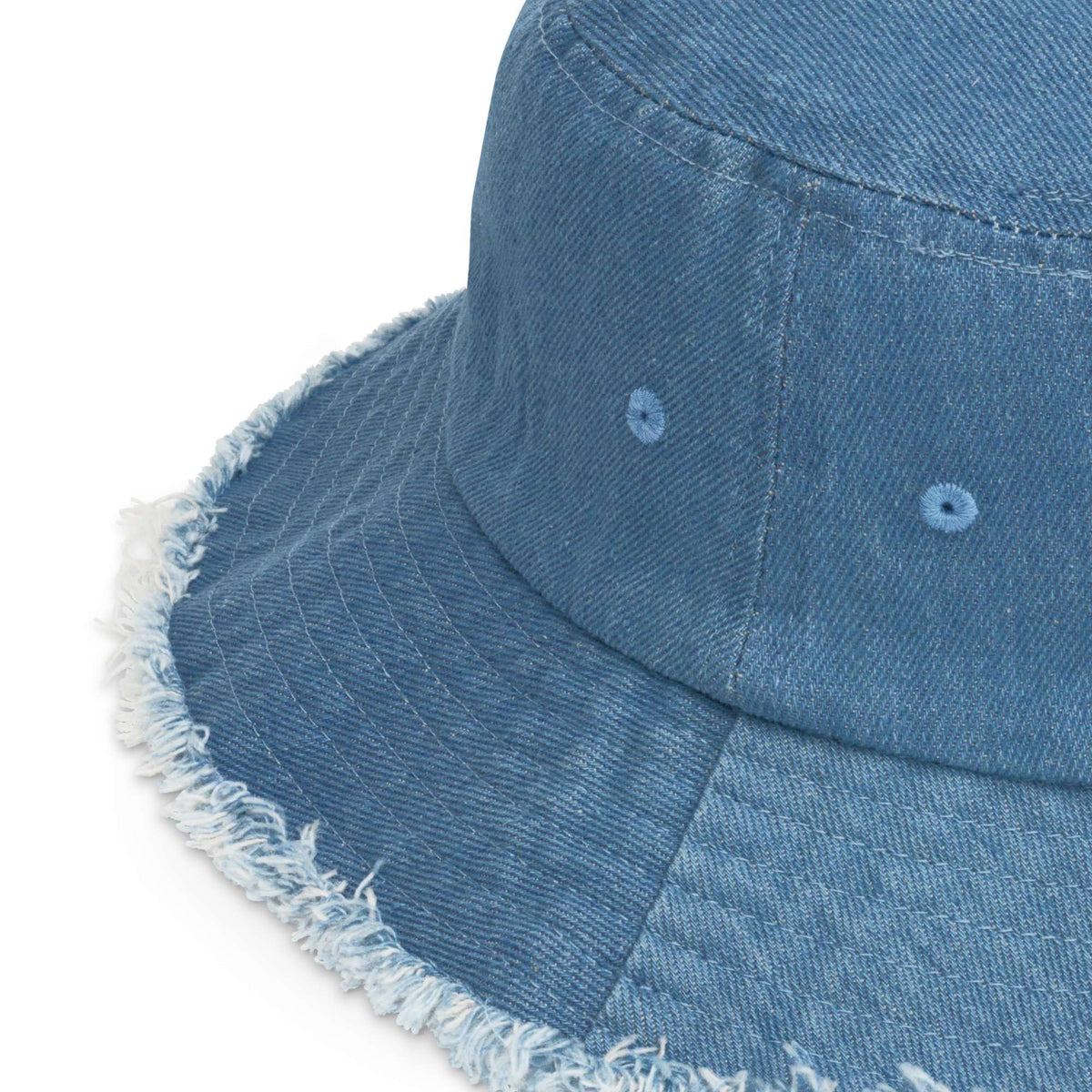 Detailansicht des Fischerhuts in Light Denim mit ausgefranster Krempe, Öse und Steppnähten