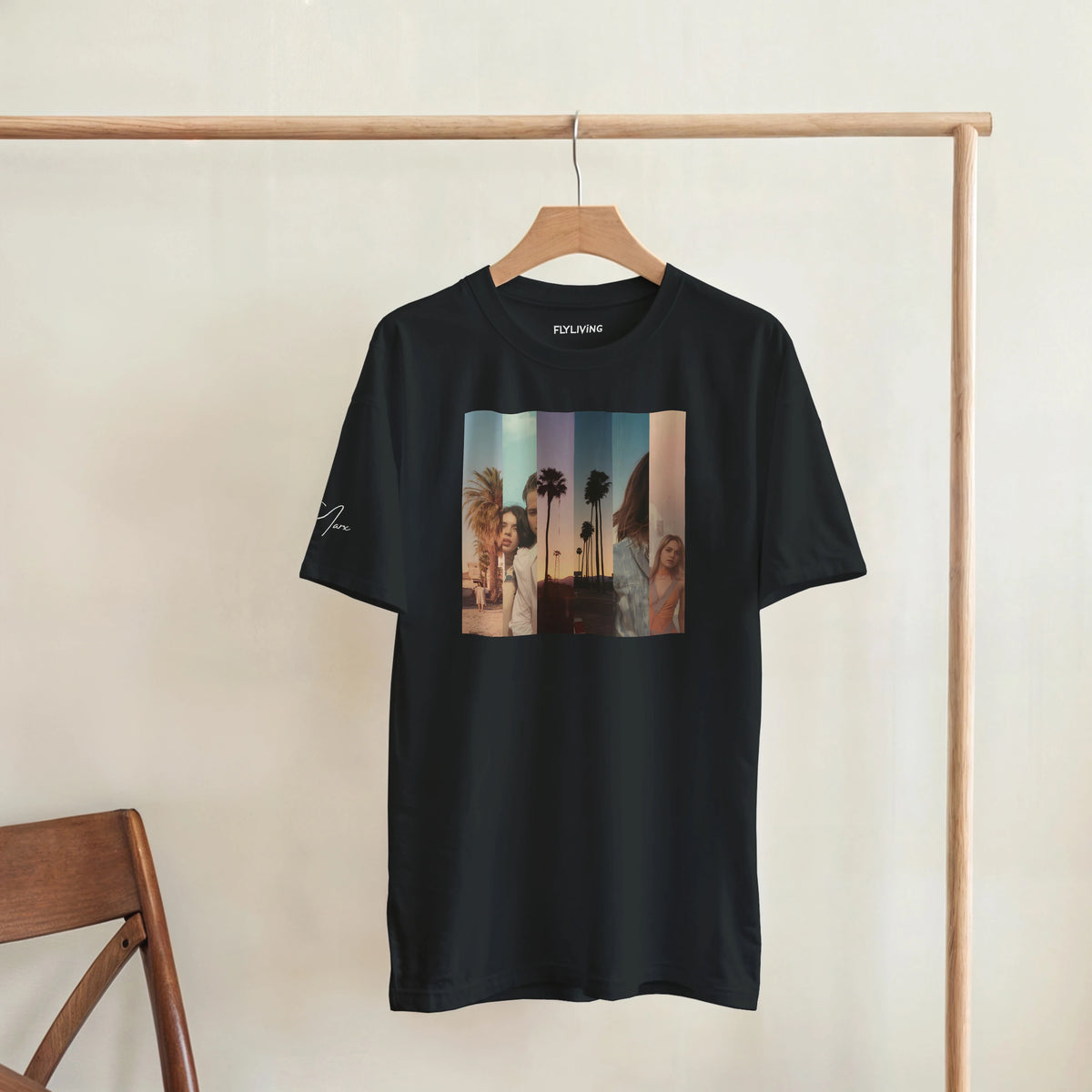 Schwarzes la sentimental heavyweight t-shirt aus schwerem material mit rechteckigem palmenprint auf holzbügel