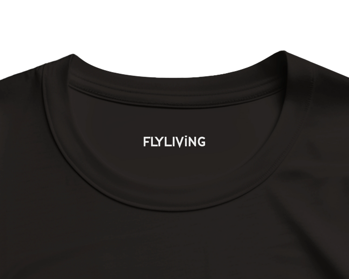 Schwarzes oversized streetwear t-shirt mit flyliving aufdruck im kragen und front oder backprint