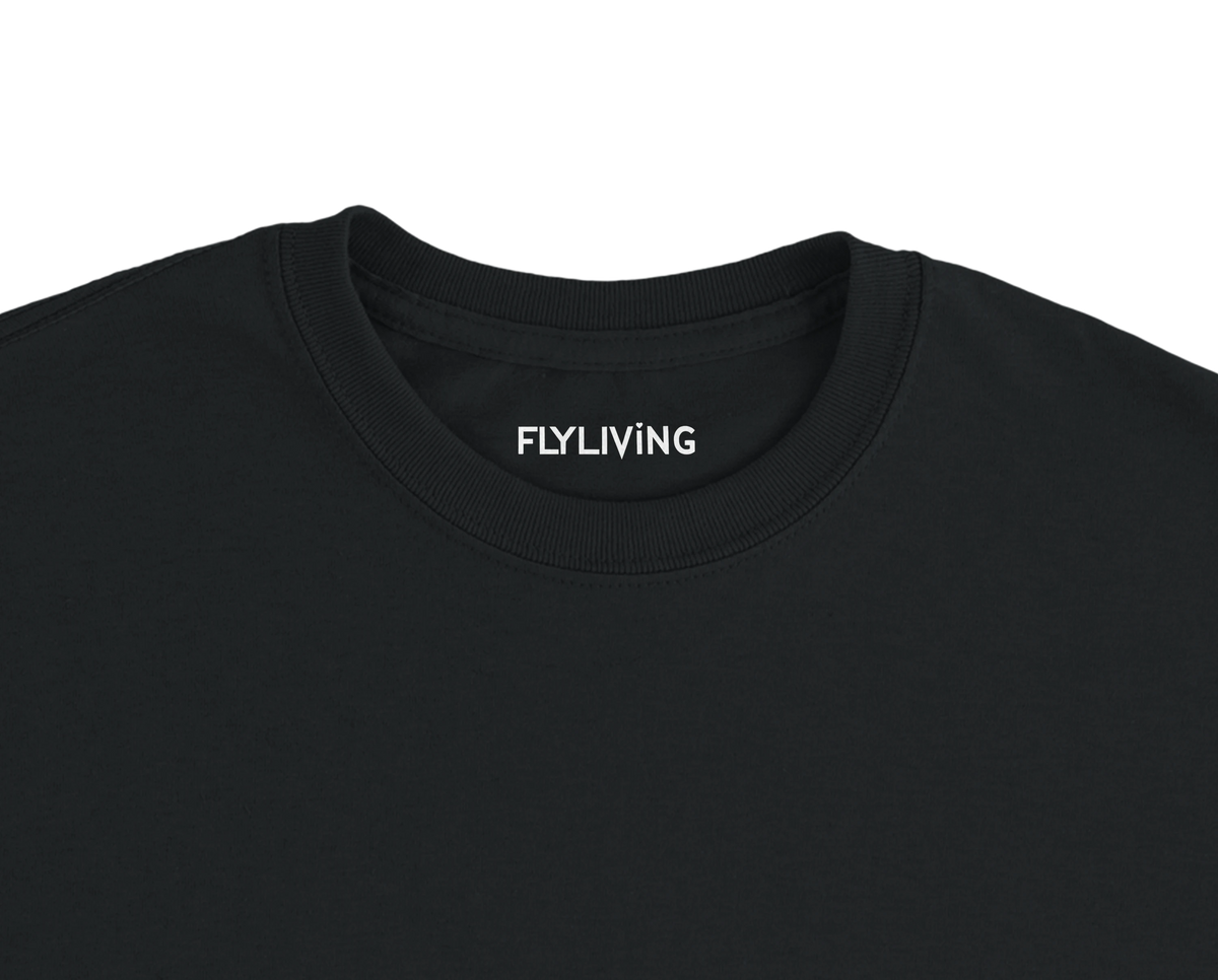Schwarzes premium unisex t-shirt aus schwerer baumwolle mit flyliving aufdruck am kragen