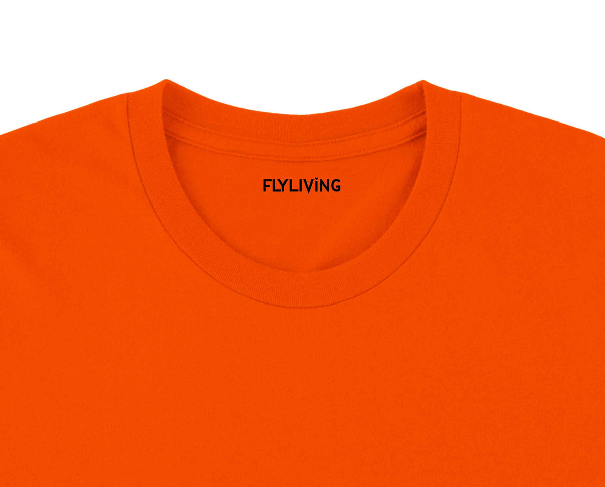 Leuchtend orangefarbenes crew-neck t-shirt mit flyliving aufdruck im inneren kragen personalisiertes campingshirt