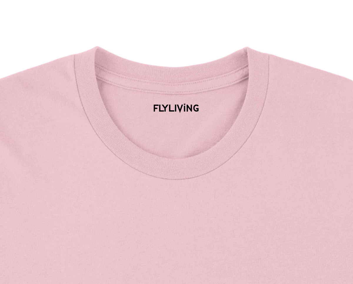Soft pink crew-neck personalisiertes camping t-shirt mit subtiler flyliving marke innen am kragen