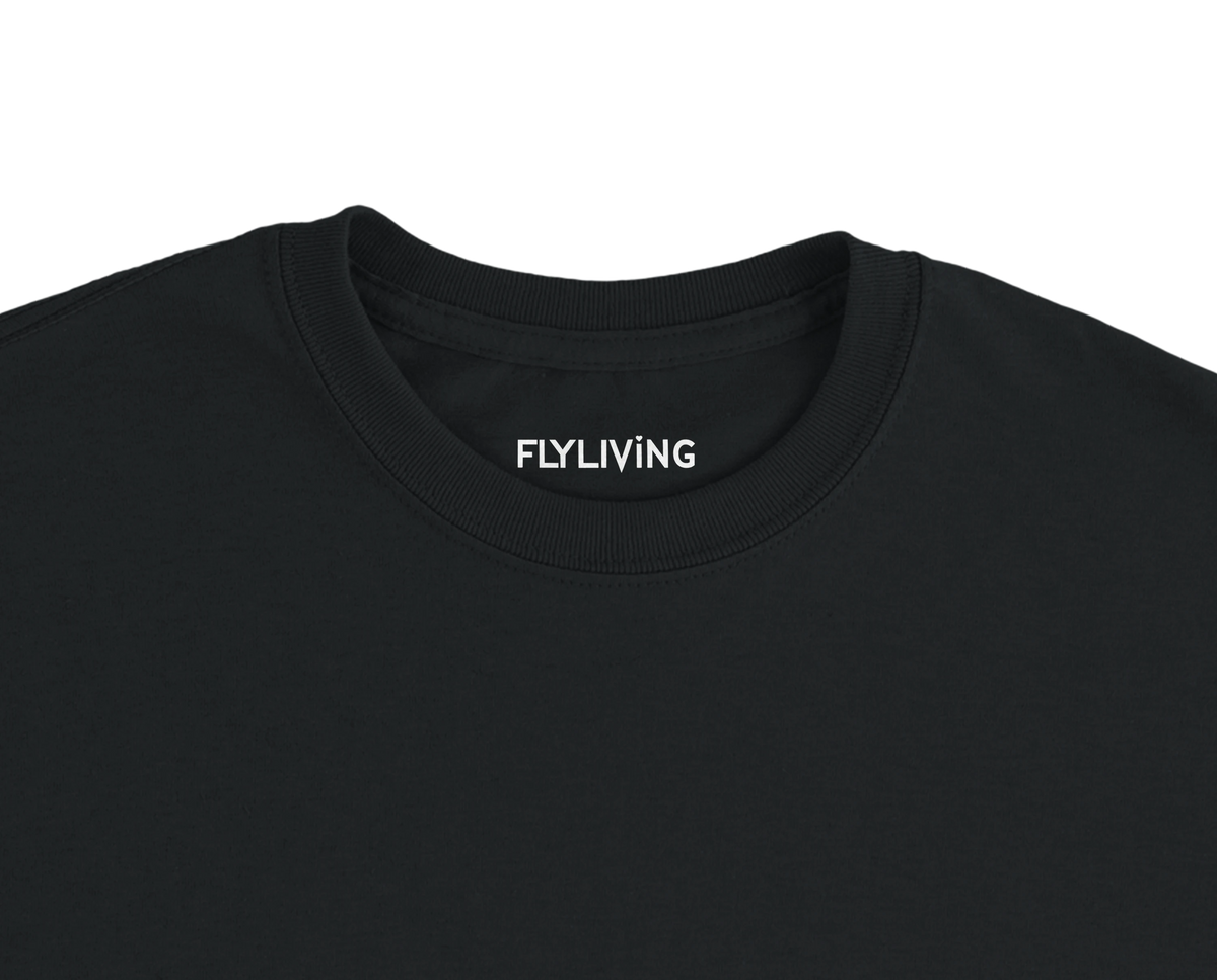 Schwarzes la sentimental heavyweight t shirt aus premium baumwolle mit weißem flyliving print am kragen