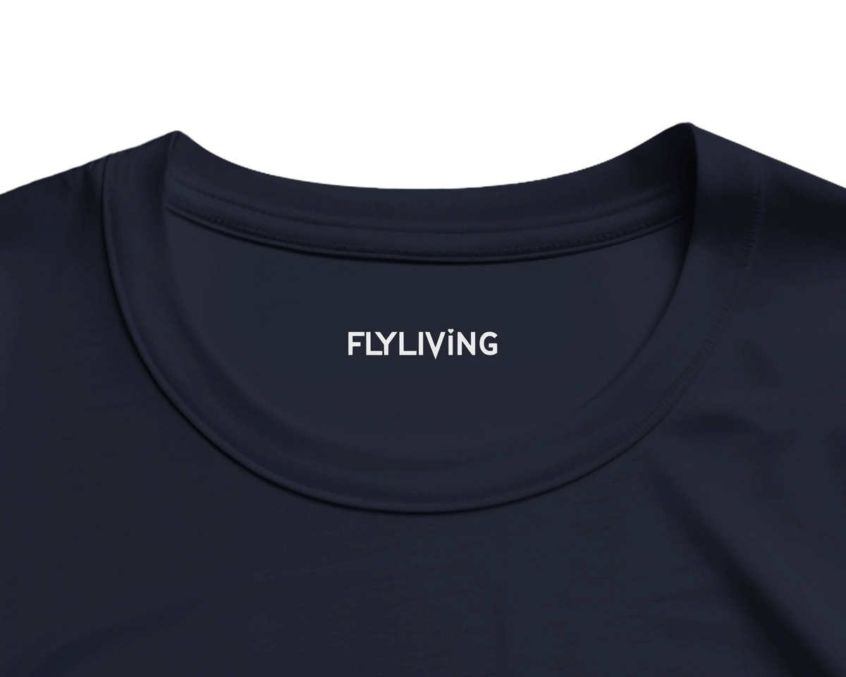 Dunkel marineblaues oversized streetwear t-shirt mit flyliving schriftzug in weiß am rundhalsausschnitt frontprint