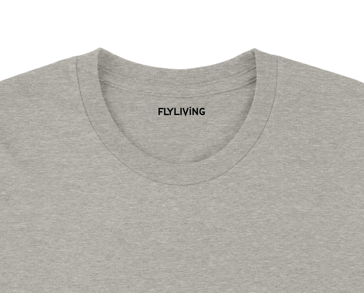 Graues meliertes baumwoll t shirt mit rundhalsausschnitt und flyliving schriftzug innen am kragen personalisiertes camping shirt