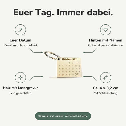 Erklärbild Euer Tag. Immer dabei. Euer Datum: Monat mit Herz markiert, Hinten mit Namen: Optional personalisierbar, Holz mit Lasergravur: Fein geschliffen, Ca. 4 × 3,2 cm: Mit Schlüsselring