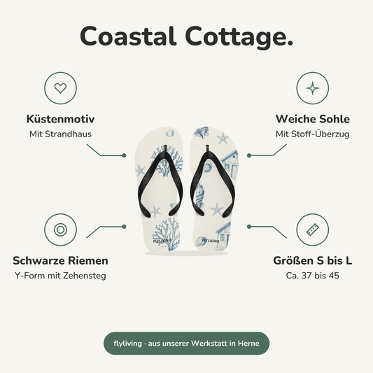 Erklärbild Coastal Cottage. Küstenmotiv: Mit Strandhaus, Weiche Sohle: Mit Stoff-Überzug, Schwarze Riemen: Y-Form mit Zehensteg, Größen S bis L: Ca. 37 bis 45