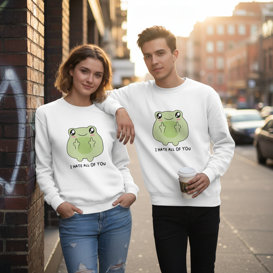 Weißer crewneck sweatshirt mit grünem cartoonfrosch zeigt beide mittelfinger und schwarzen sarkastischen schriftzug ich hasse euch alle