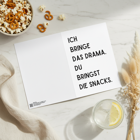 Weiße rechteckige grußkarte mit schwarzem text ich bringe das drama perfekt für chaos-crews