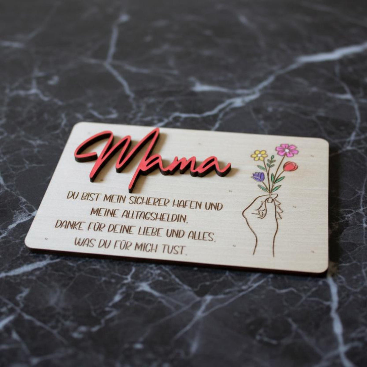 Holz-Geschenkkarte „Mama“, handgefertigt und personalisierbar