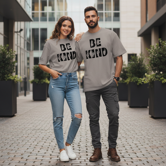 Graues oversized t-shirt be kind mit schwarzem text und handzeichen im verwaschenen unisex-look